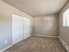Cincinnati apartment for rent - a bedroom with closet and a carpeted floor