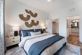 Winter Garden apartment for rent - A bedroom with a large bed and a mirror on the wall.