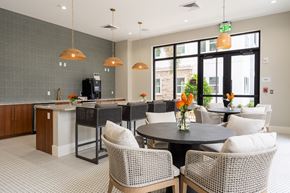 Winter Garden apartment for rent - A modern dining area with a round table and chairs.