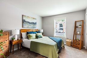 Nashville apartment for rent - a bedroom with a bed and a window