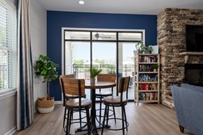 Hampstead apartment for rent - A dining room with a table and chairs.
