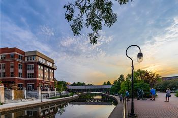 10 Minutes from downtown naperville