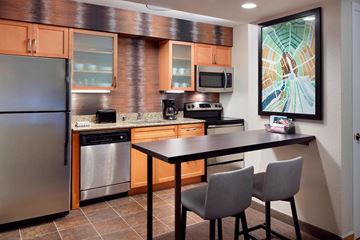Atlanta townhouse for rent - A kitchen with a refrigerator, oven, microwave, and dishwasher.