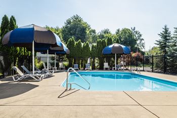 Sparkling swimming pool with sundeck (temporarily closed)