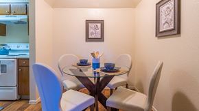Tucson apartment for rent - Enclave dining area with table an nice décor