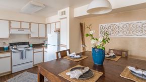 Tucson apartment for rent - Cantera spacious kitchen with nice dining space