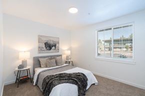Bend apartment for rent - a bedroom with a bed and a window