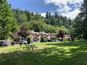 Kent apartment for rent - A park with a picnic table and cars parked in the background.