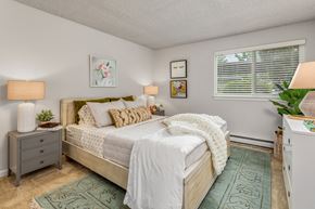 Kent apartment for rent - a bedroom with a bed and a window