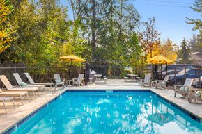 Everett apartment for rent - the swimming pool at our hotel