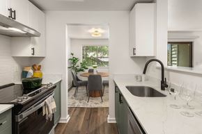 Kirkland apartment for rent - a kitchen and dining area in a 555 waverly unit