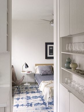 Portland apartment for rent - a small bedroom with a bed and a blue and white rug