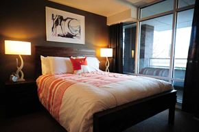 Seattle apartment for rent - A bedroom with a large bed and two lamps.