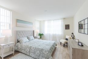 Coconut Creek apartment for rent - a bedroom with a bed and a desk