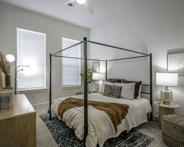 Aledo apartment for rent - A bedroom with a four poster bed and a rug on the floor.