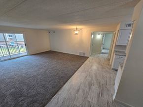 Lombard apartment for rent - A spacious room with a carpeted floor and a window.