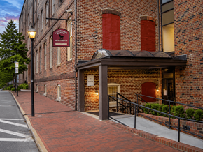 Petersburg apartment for rent - A brick building with a sign that says "The Pineapple Inn".