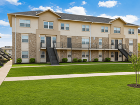 Shreveport townhouse for rent - A large apartment building with a balcony on the second floor.