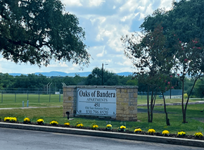 Bandera apartment for rent - the sign for the oaks of baxter elementary school in front of a field