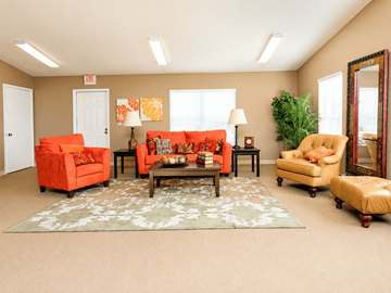 Portsmouth apartment for rent - A living room with orange chairs and a rug.