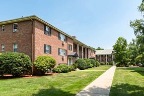 Melrose apartment for rent - Towne Estates building courtyard outside apartment building