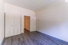 Hingham apartment for rent - an empty bedroom of lincoln school room with white walls and wood flooring