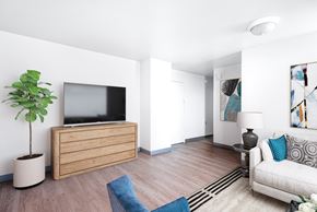 Erie apartment for rent - A living room with Furniture and TV and and hardwood flooring at Richford Arms Apartments, Erie Pennsylvania