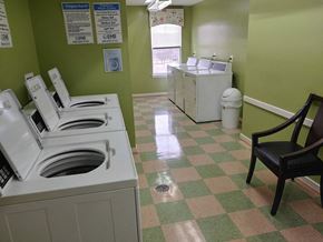Waldorf apartment for rent - a laundry room with washers and a sink