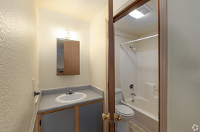Seattle apartment for rent - 2-bedroom full bathroom with shower/tub combo
