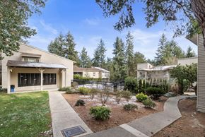 Bellevue apartment for rent - the preserve at ballantyne commons apartments walkway and yard
