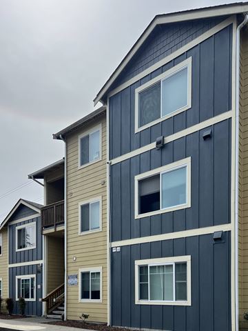 Tacoma apartment for rent - A modern two story apartment building with balconies on the second floor.