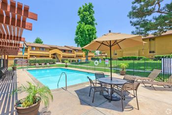Sparkling pool & relaxing spa