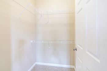 Walk-in closet 