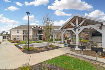 Outdoor pavilion/lounge with grill amenity at parkwest apartment homes in hattiesburg ms