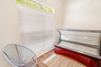 Lay down tanning bed