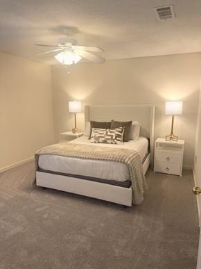 Oxford apartment for rent - A bedroom with a bed, nightstand, and two lamps.