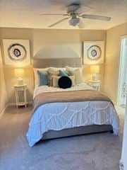 Columbus apartment for rent - A bedroom with a large bed and two lamps on either side of the bed.