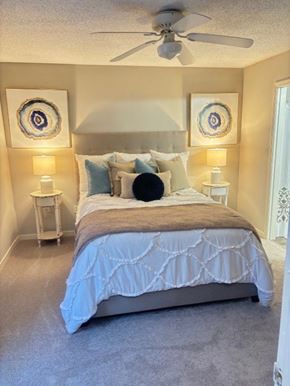 Columbus apartment for rent - A bedroom with a large bed and two lamps on either side of the bed.