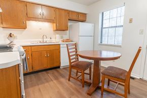 Greenwood apartment for rent - Apartment Dining at Sandstone Court Apartments, Indiana