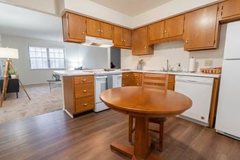 Well equipped eat-in kitchen