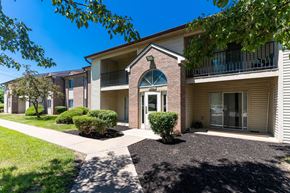 Indianapolis apartment for rent - Walkway Path at Creekside Square Apartments, Indiana