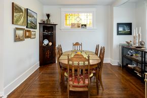 Pittsburgh townhouse for rent - A dining room with a table set for six.