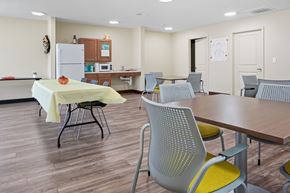 Memphis apartment for rent - A dining room with a table and chairs.