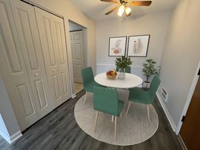 Toledo townhouse for rent - a dining area with a round table and four green chairs