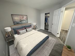 Toledo apartment for rent - A bedroom with a large bed and a painting on the wall.
