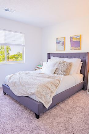 Urbana apartment for rent - a bedroom with a bed and a window