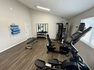 Oregon apartment for rent - A well-equipped gym with treadmills, exercise bikes, and weights.