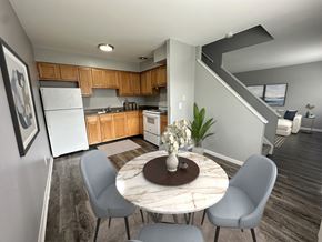 Bowling Green townhouse for rent - a kitchen and dining room with a table and chairs