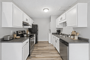 Columbus townhouse for rent - kitchen with black counter at Timbercreek Apts, Columbus, OH 43207