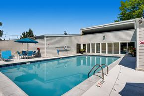 Centennial apartment for rent - A swimming pool in a sunny day.